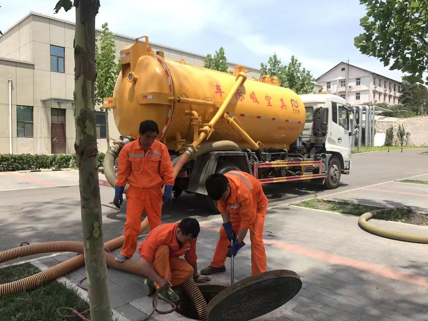 胶南管道疏通车停在窨井附近