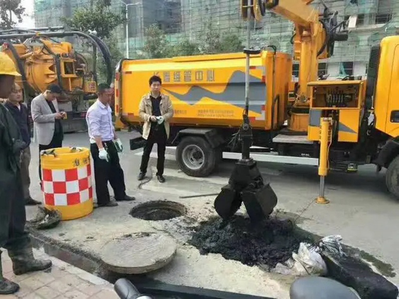 胶南街道：网格员化身“清道夫”，为民解忧疏通“堵心”化粪池