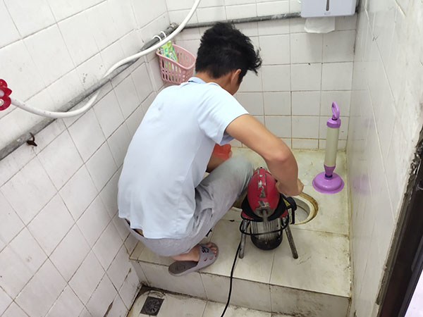 胶南肥皂掉到马桶里把马桶堵住了怎么办？马桶堵住了怎么办